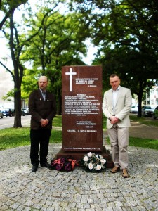 Pod Pomnikiem poświęconym ofiarom Ludobójstwa