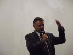 Piknik Kresowy Gdańska przemawia prowadzący debatę