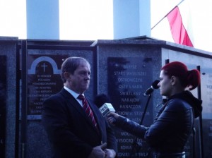 Przed tablicą poświęconą pomordowanym na Wołyniu i Małopolsce wschodniej 