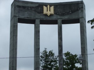 Fragment pomnika Bandery we Lwowie - tryzub