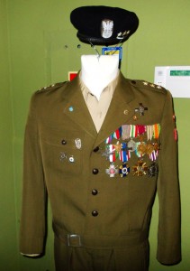 Eksmonowany w muzeum mundur żołnierza Armii Andersa Kresowianina mieszkajacego w Szamotułach