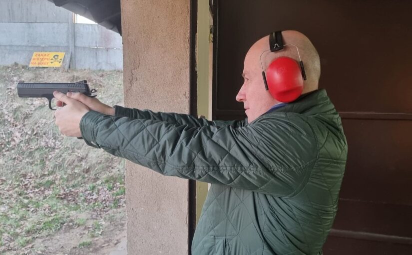 Strzeleckie „zmagania” – na strzelnicy „Proporca” w Lwówku.